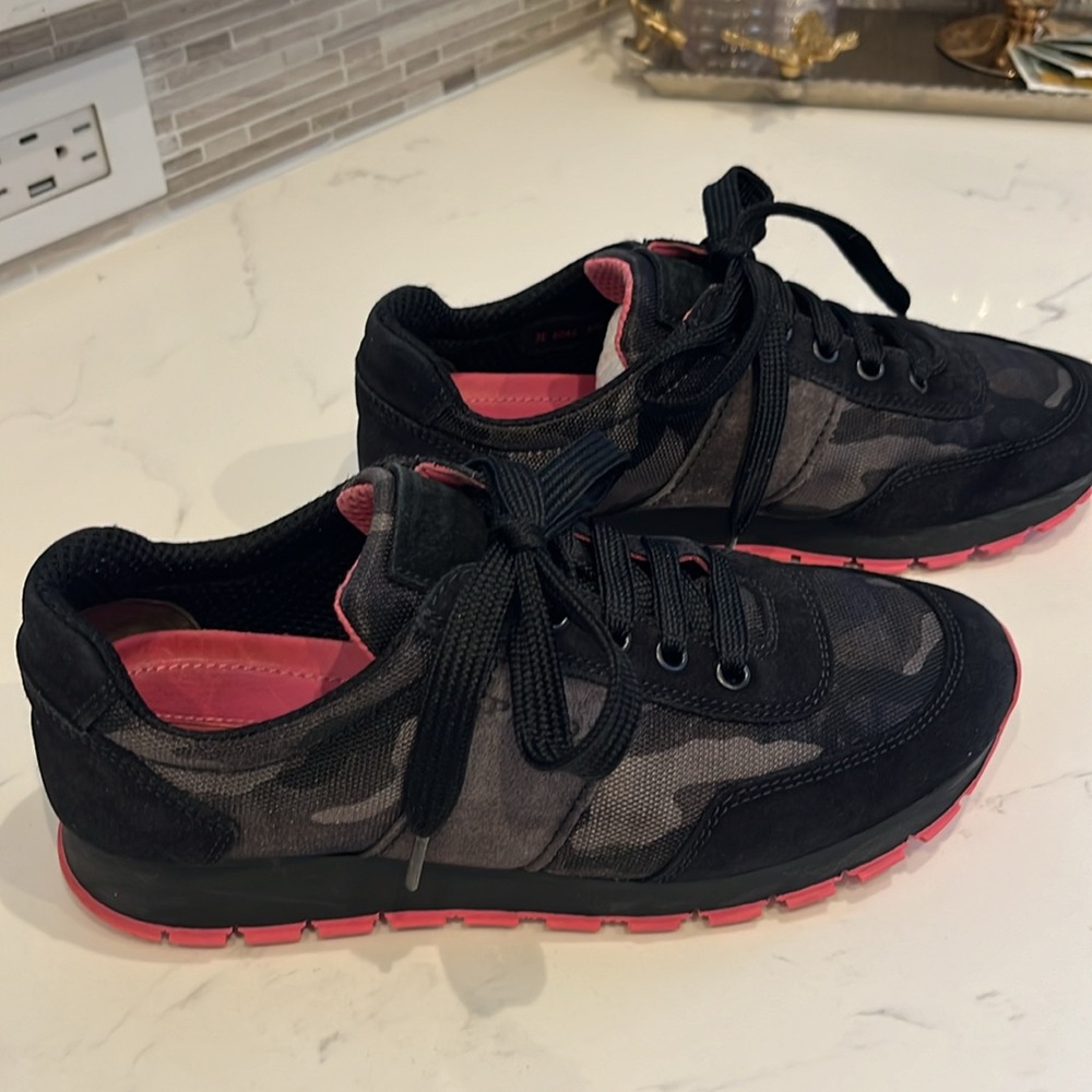PRADA  CAMO SNEAKERS SZ39  size 37.5